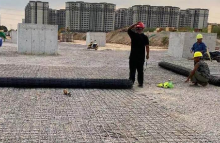 易县土工格栅铺设前地基要怎么处理？