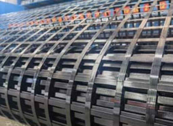 易县钢塑土工格栅：基建“隐形脊梁”的绿色智造与长寿命进化论